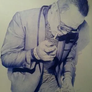 Homme fumant et allumant une cigarette.