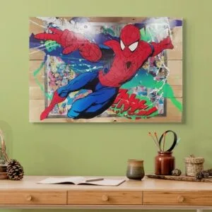 Tableau de Spider-Man sur un mur vert.