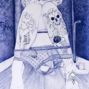 Dessin tatouages artistiques sur jambes dans toilettes publiques.