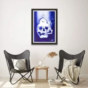 Tableau de crâne et horloge dans un salon moderne.