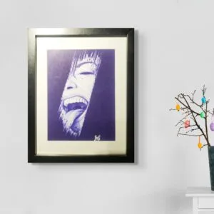 Cadre avec portrait criant, vase décoratif avec branches lumineuses.