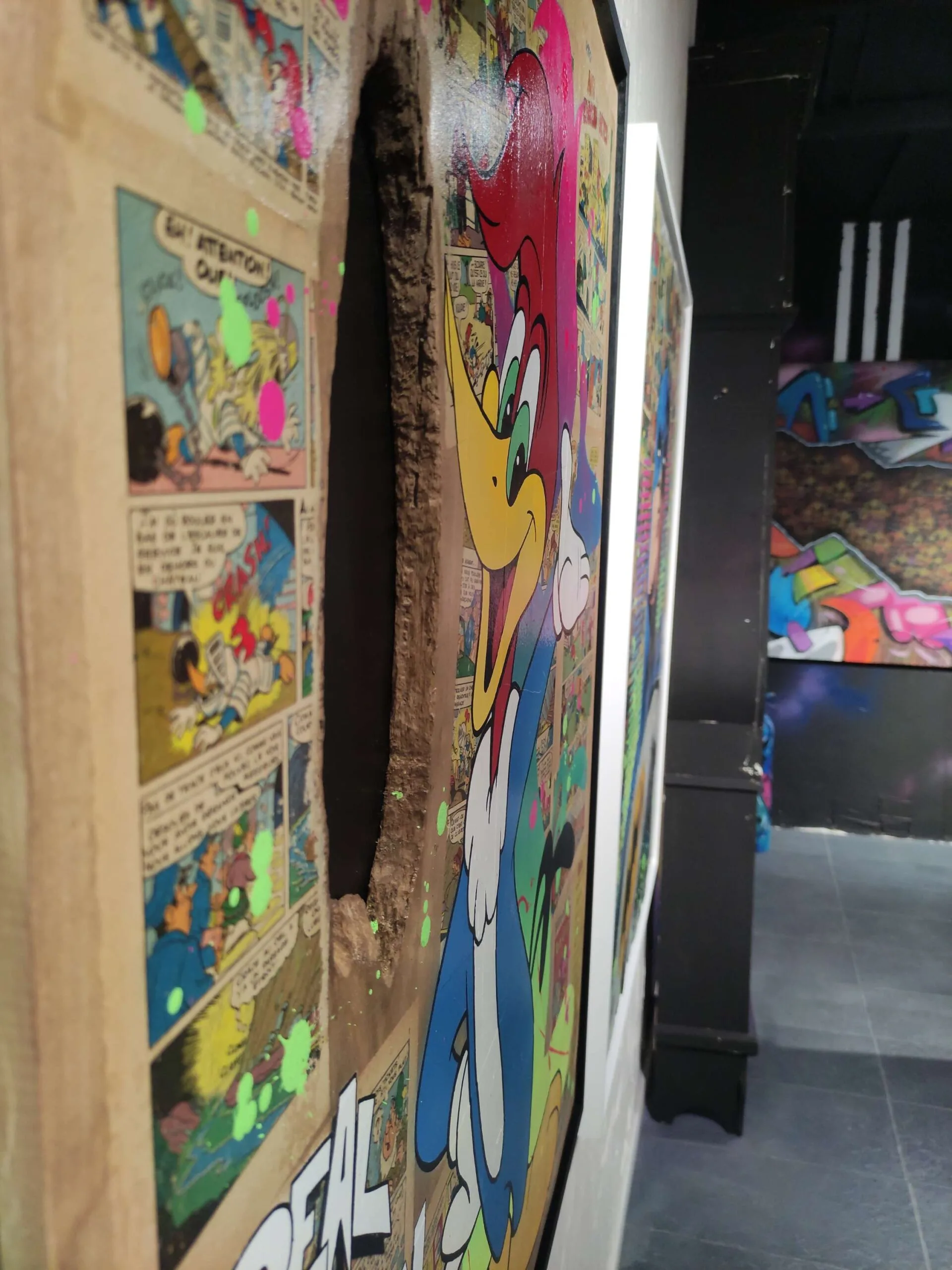 Tableau de bande dessinée avec un trou au centre.