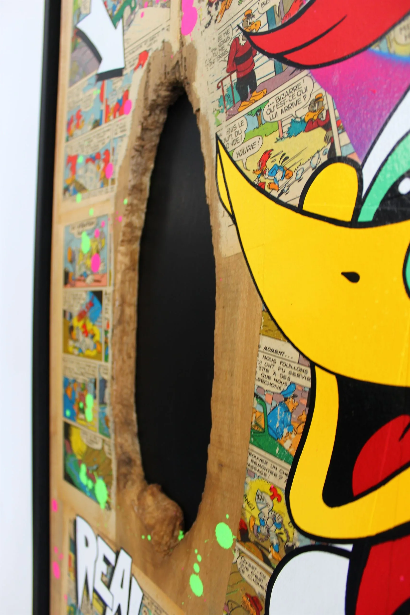 Cadre de BD coloré avec déchirure artistique.