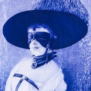 Femme en chapeau large avec bandeau sur les yeux.