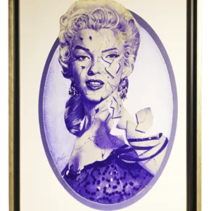 Portrait artistique d'une femme avec visage craquelé.