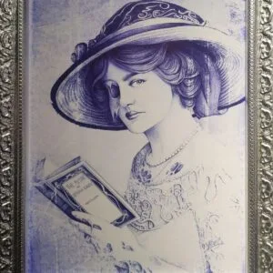 Portrait femme chapeau stylé, cadre argenté, illustration bleue.