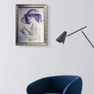 Tableau vintage et fauteuil moderne dans un intérieur épuré.