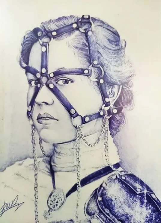 Portrait femme, harnais métallique, expression sérieuse.