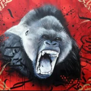 Gorille montrant ses dents devant fond rouge artistique.