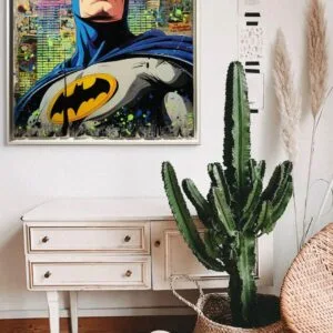 Affiche Batman dans un salon bohème avec cactus.