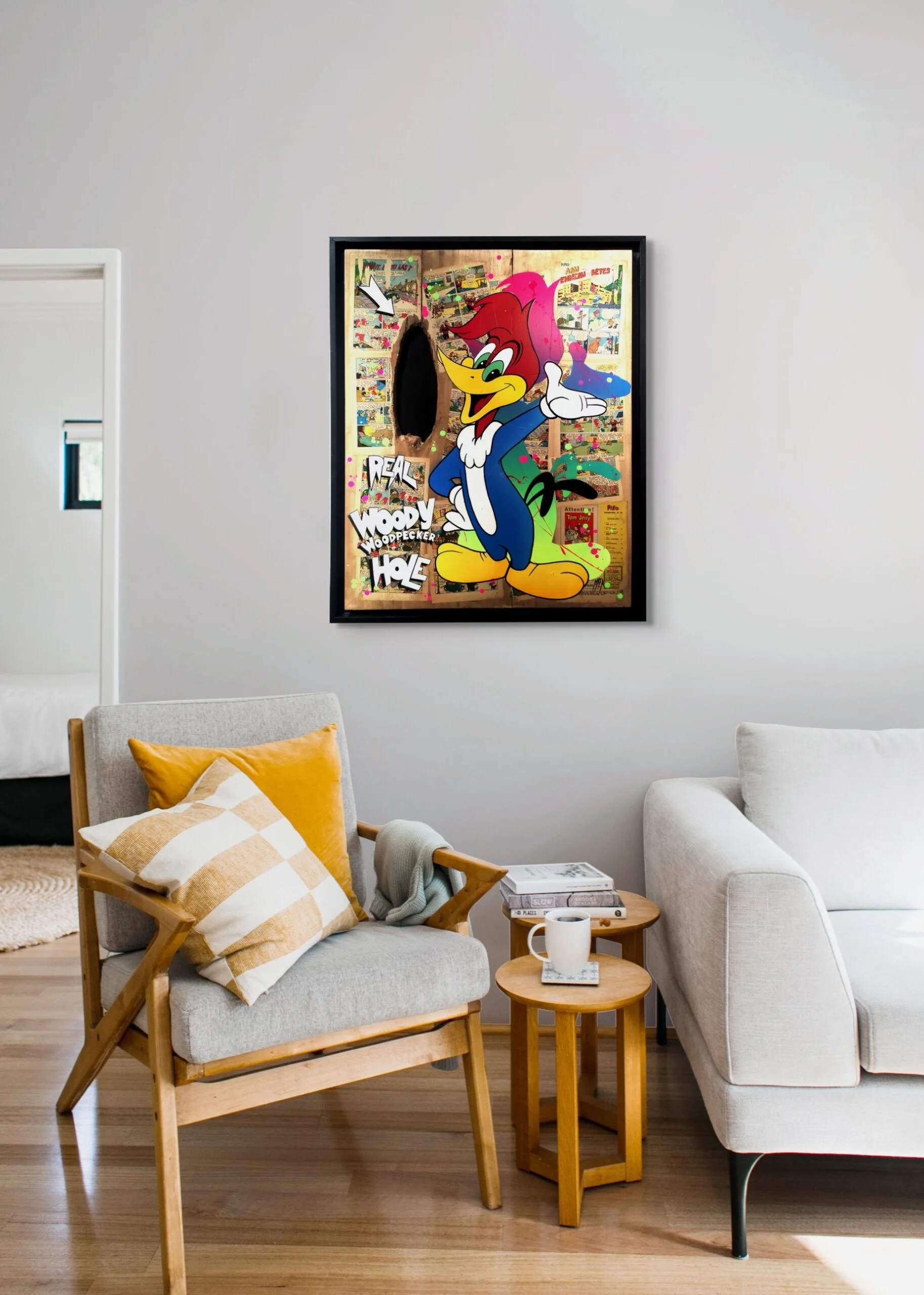Salon moderne avec affiche de dessin animé encadrée.