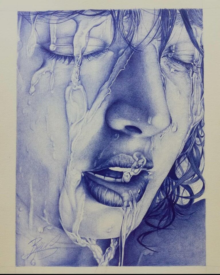 Portrait artistique d'un visage féminin avec des gouttes d'eau.