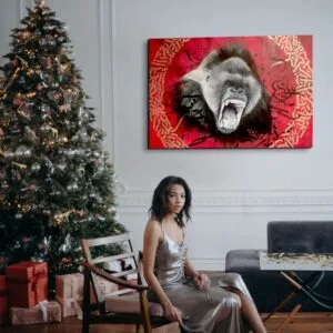 Femme assise près d'un sapin de Noël.