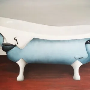 Baignoire stylisée avec visage, œuvre d'art moderne.