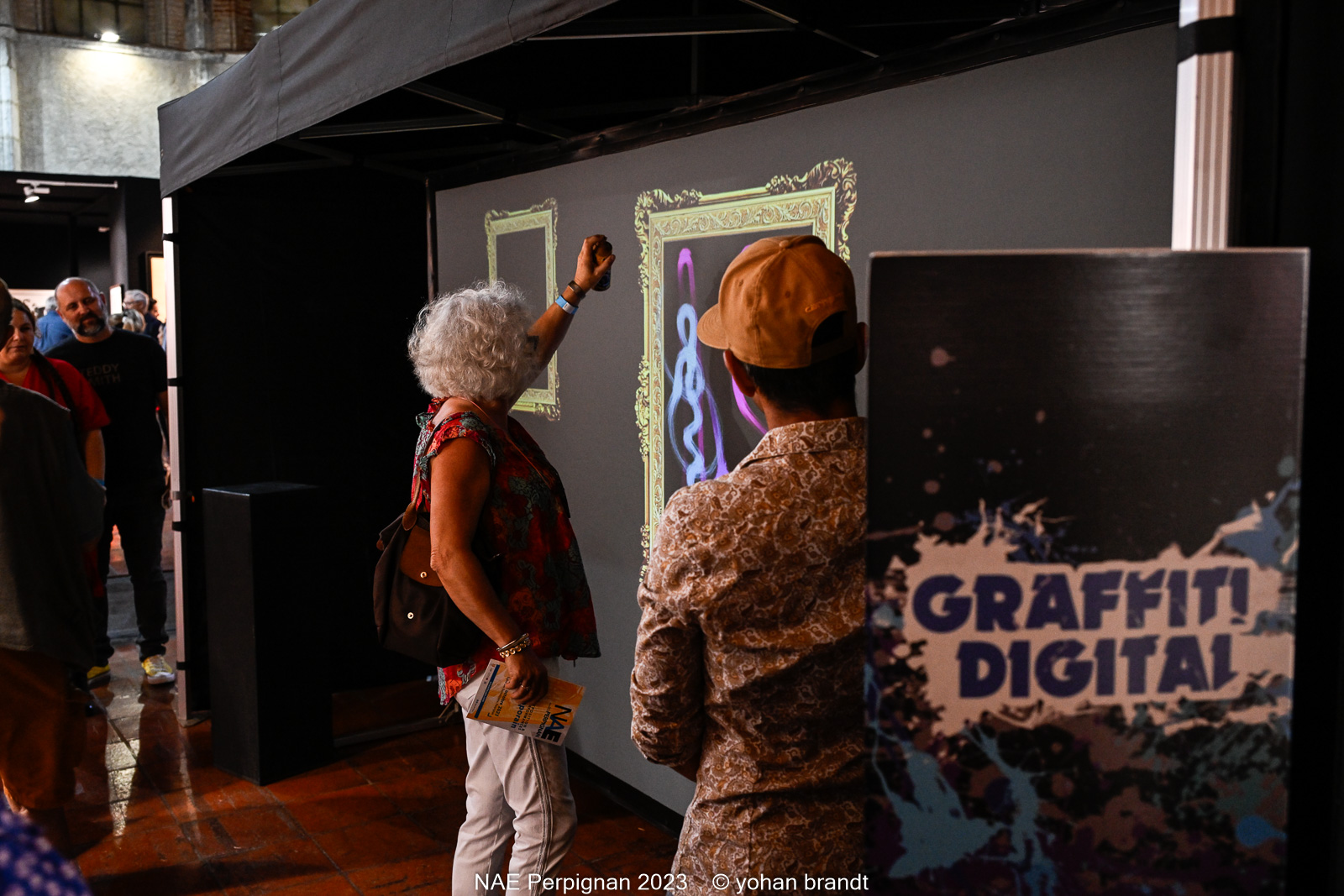 Visiteurs interagissant avec art numérique à Perpignan 2023.
