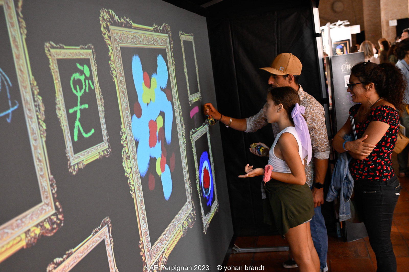 Famille interagissant avec art numérique interactif.