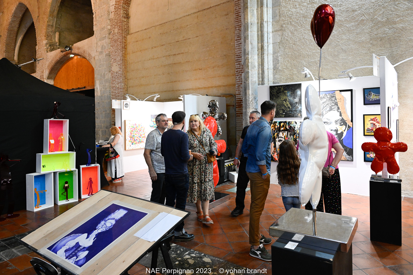 Visiteurs à une exposition d'art contemporain, Perpignan 2023.