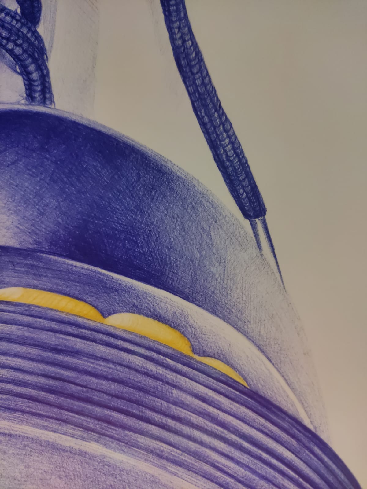 img 20240530 wa0035 Détail artistique de robe bleue, style dessin au crayon.