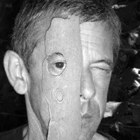 Homme avec masque en bois