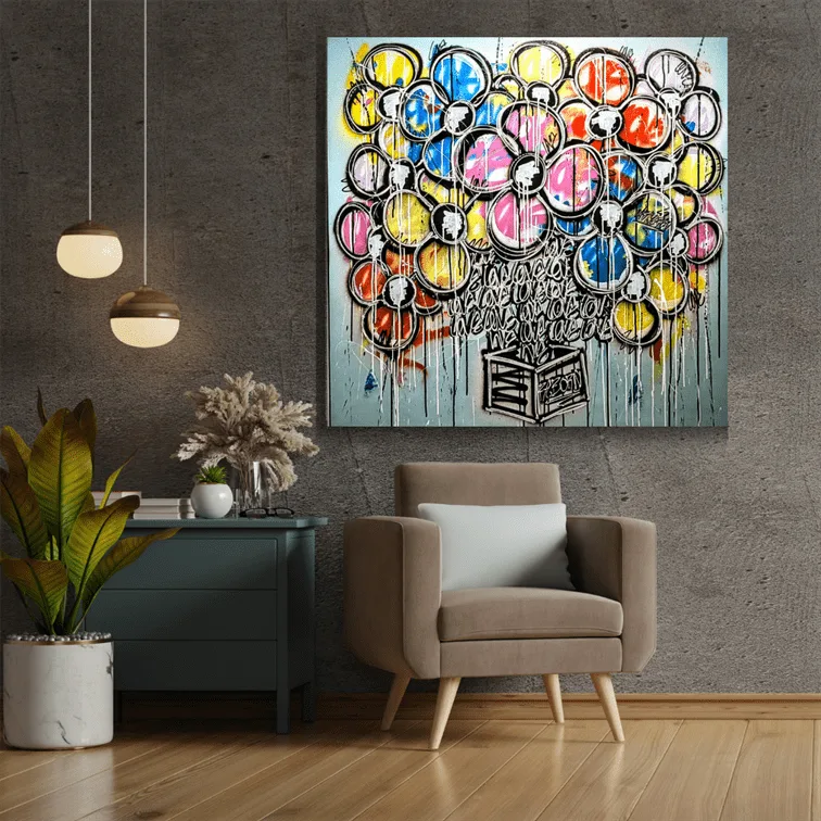 Salon avec une peinture colorée murale.