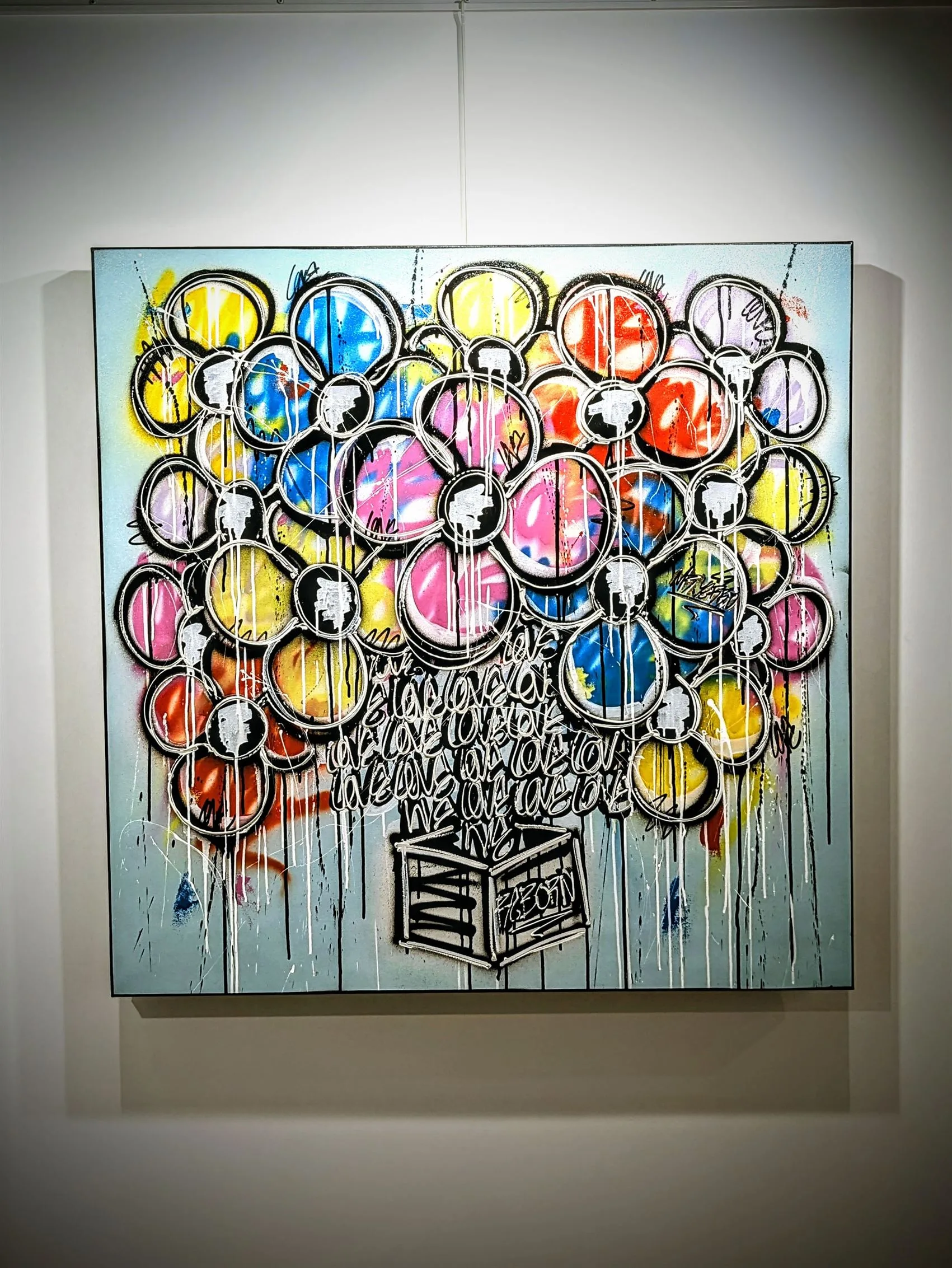 Peinture de ballons colorés sur fond gris.