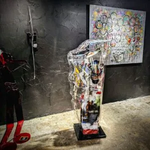 Œuvres d'art contemporaines dans une galerie.