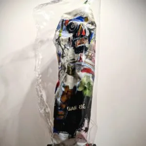 Statue enveloppée dans du plastique, art abstrait