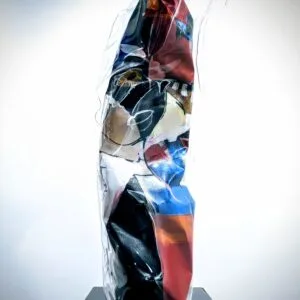 Sculpture colorée emballée dans du plastique transparent.