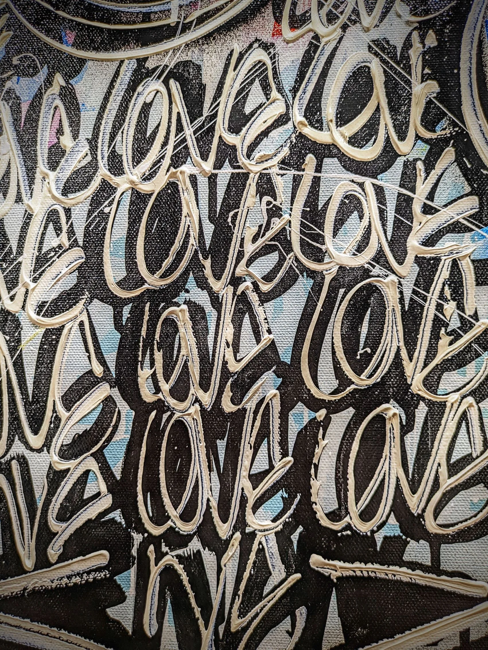 Graffiti avec le mot 'LOVE' multiple fois.