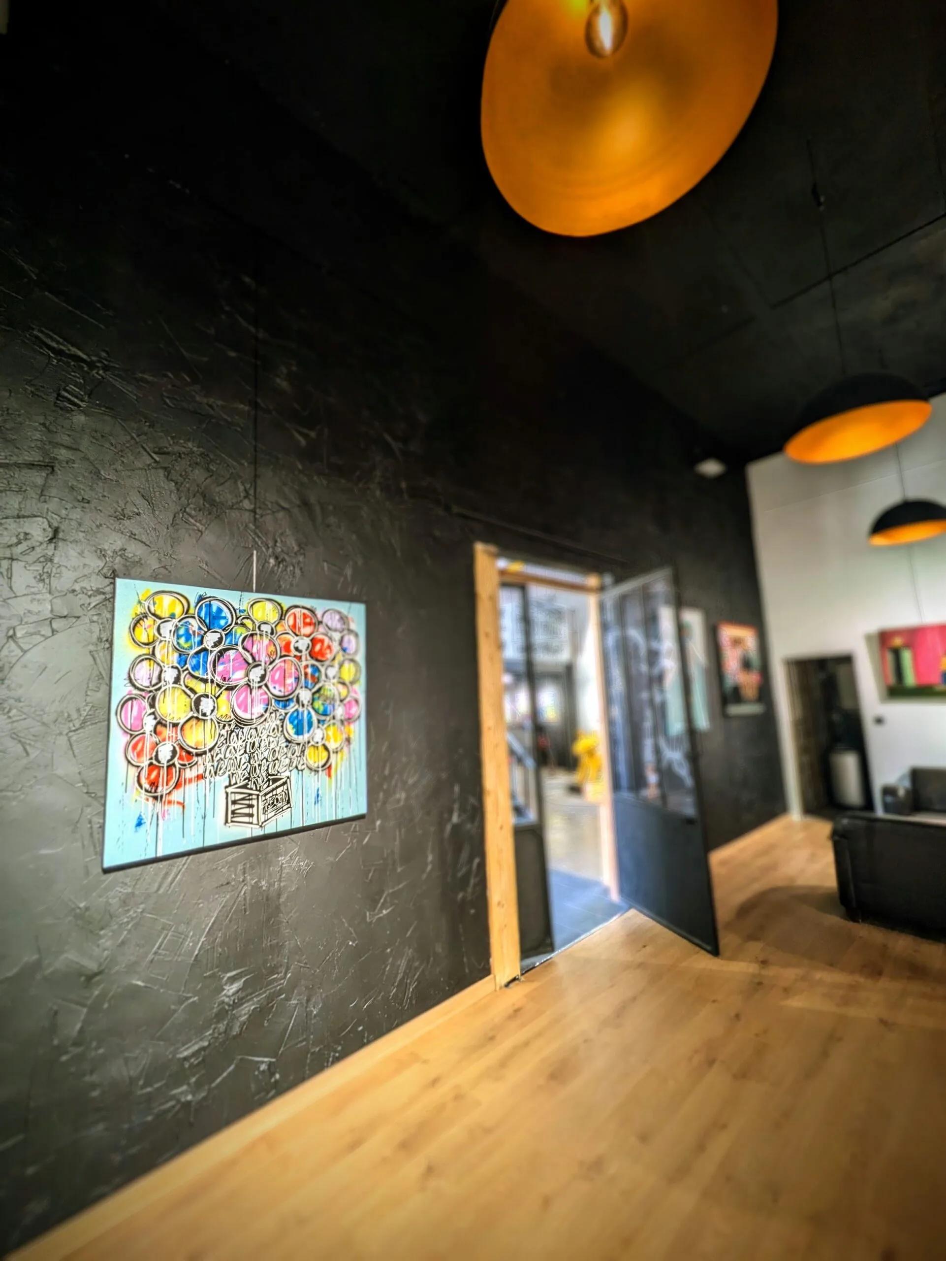 Tableau coloré sur mur noir.