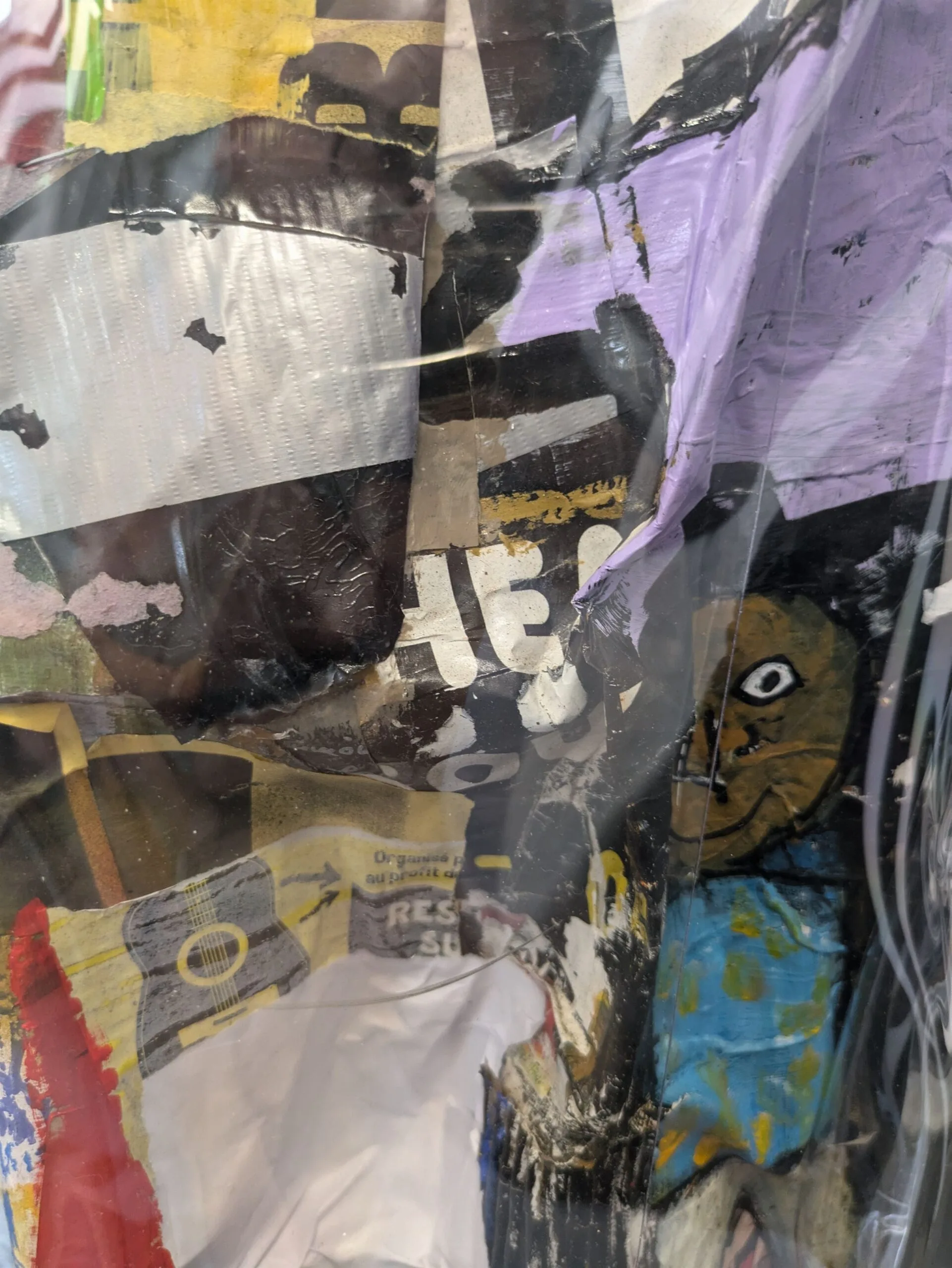 Collage coloré avec une guitare et des visages.