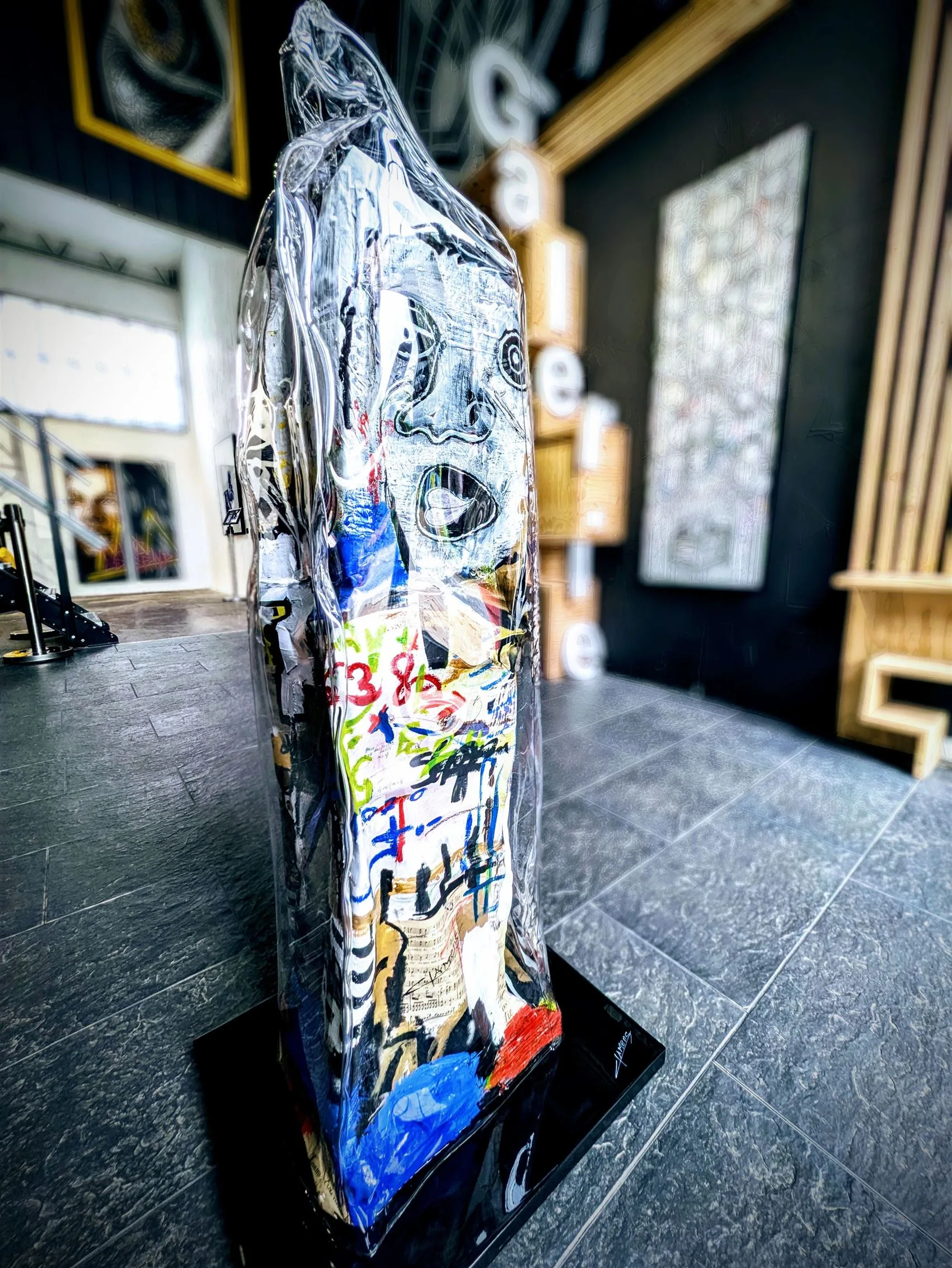 Statue colorée dans une galerie d'art.