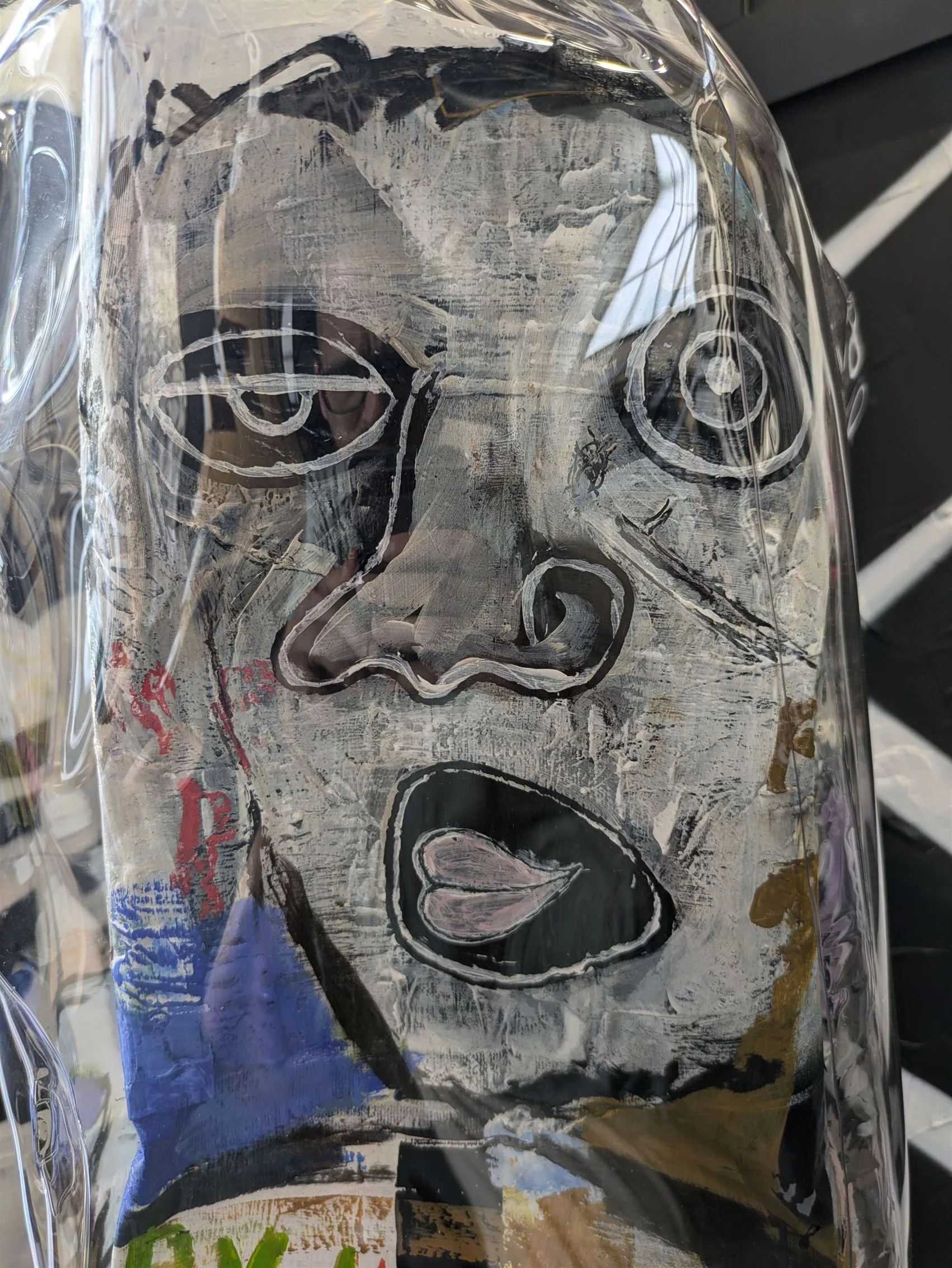 Peinture abstraite d'un visage étonné.