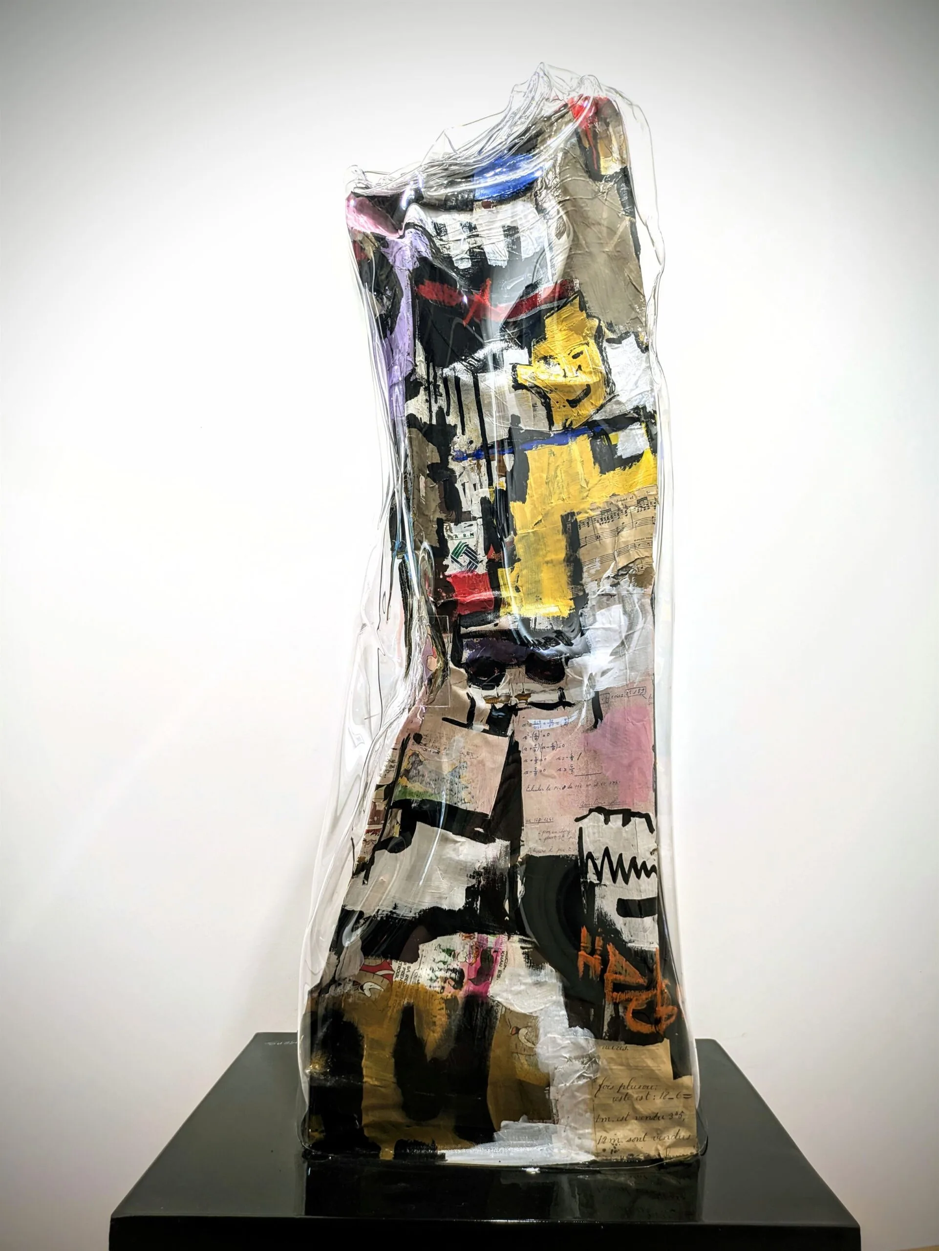 Sculpture moderne sur socle noir