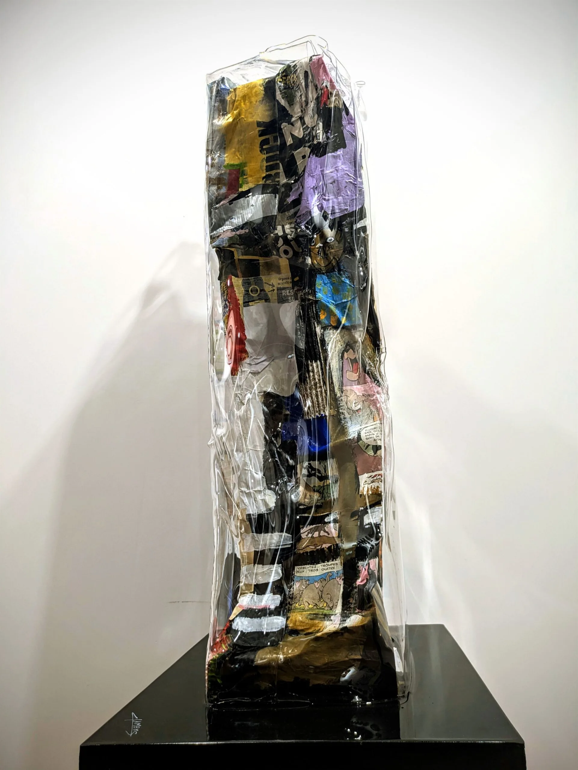 Sculpture de matériaux plastiques compressés.