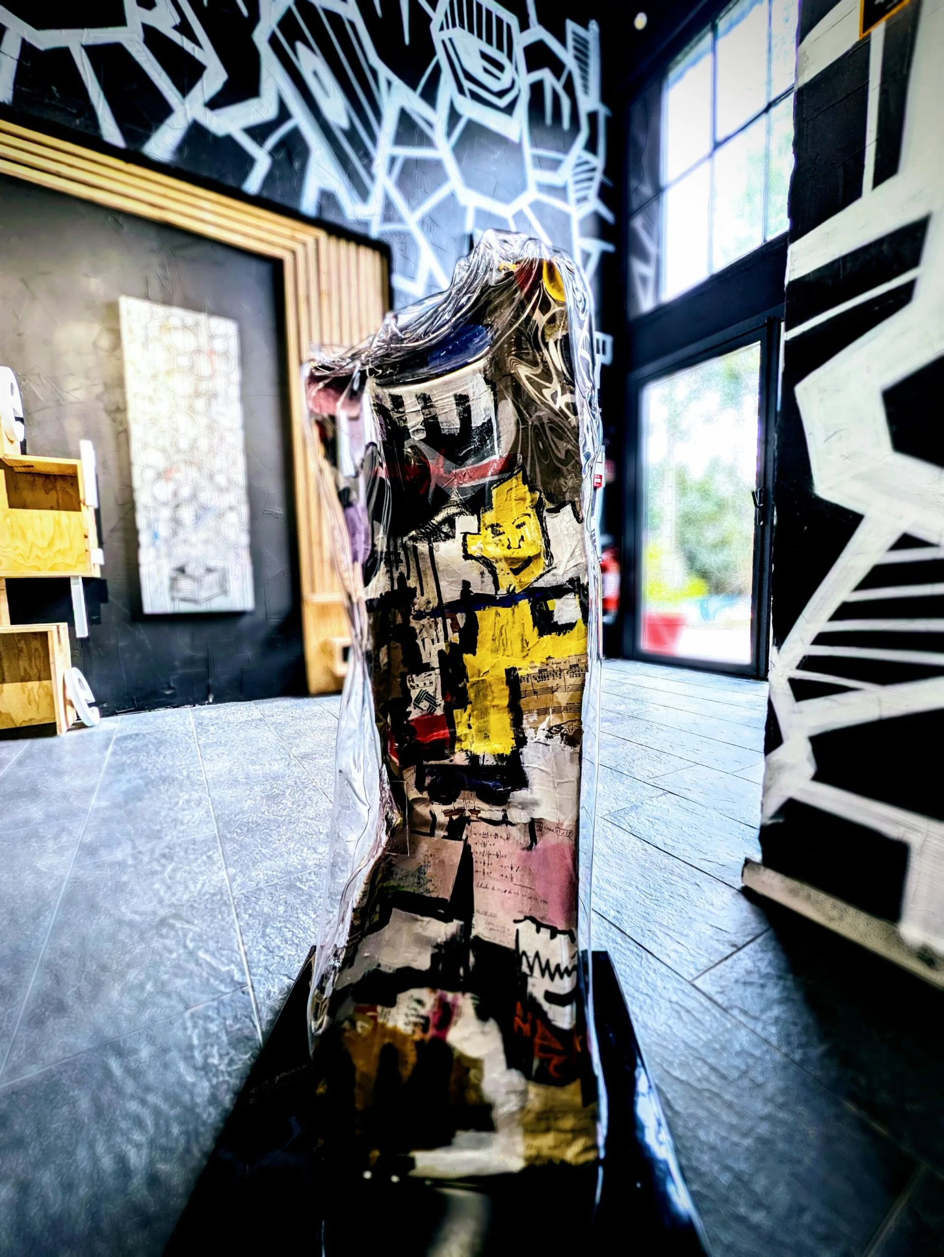 Œuvre d'art abstraite dans une galerie moderne