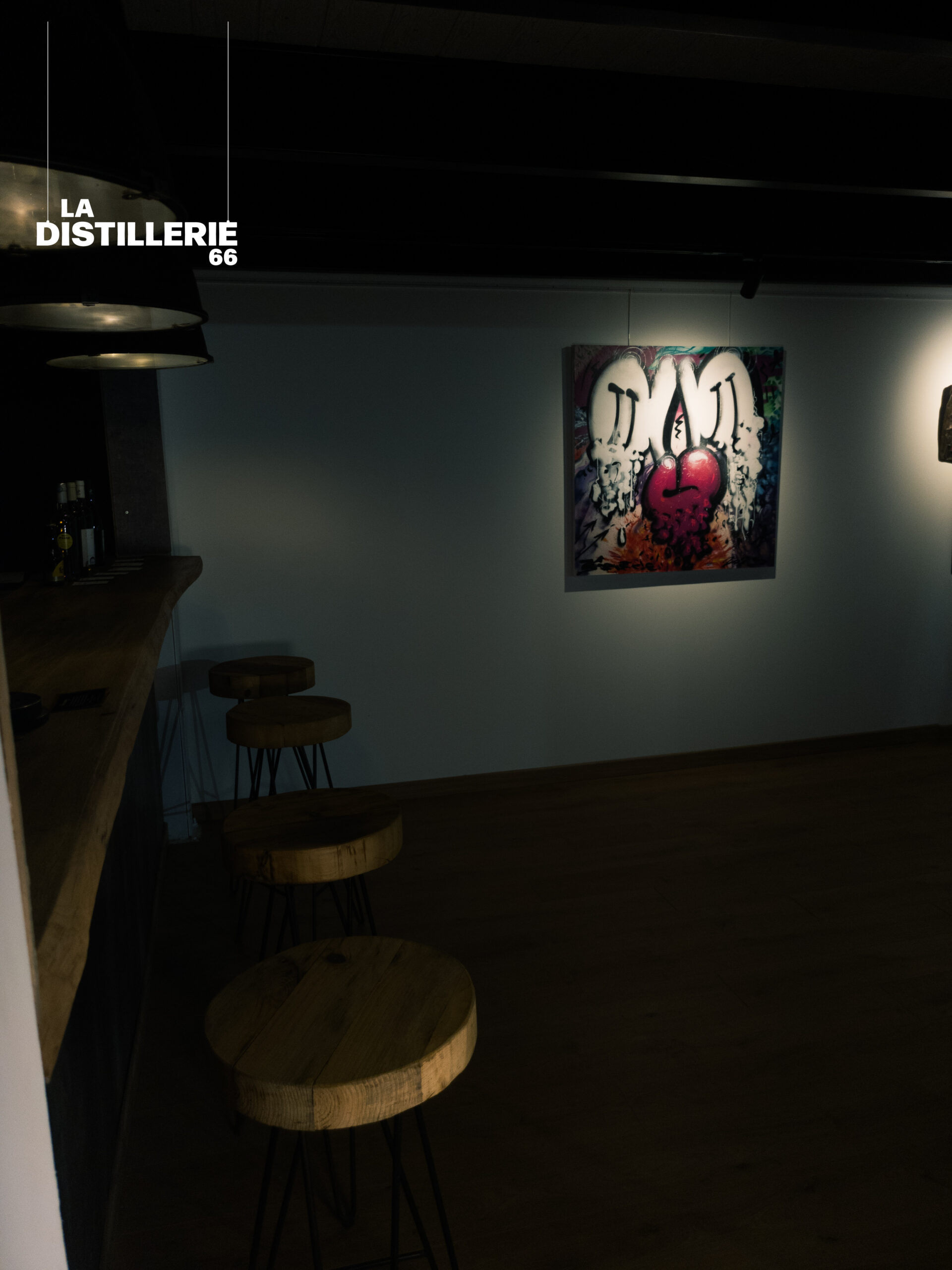 LRM_20250725_165627.jpg Kœurélé,graffiti,cœur,ailes,art urbain,vin rouge,vignes,Pyrénées-Orientales,toile contemporaine,street art,Distillerie 66,œuvre originale,grand format,terroir,graffeur